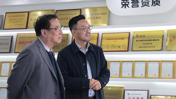 中国农业科学院原院长、中国农业国际合作促进会名誉会长翟虎渠莅临好色APP在线观看考察指导