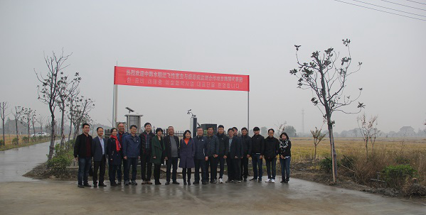 好色APP在线观看副总经理朱旭华（左二）为考察团一行详细介绍了水稻病虫害绿色防控设备