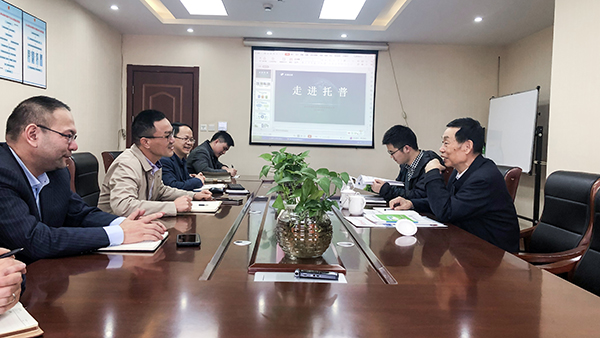 座谈会现场，陈渝阳董事长与孙院士热切交谈