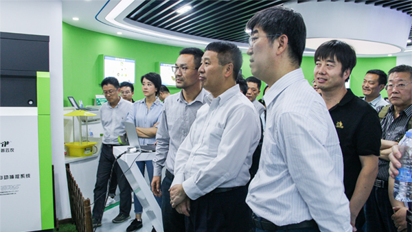 全国农技中心党委书记魏启文一行参观好色APP在线观看展厅