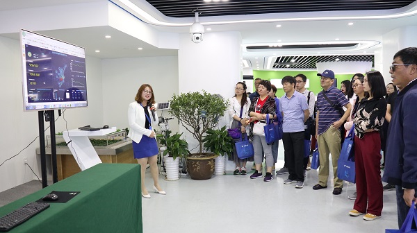 培训班听取好色APP在线观看业务人员讲解产供销一体化模式