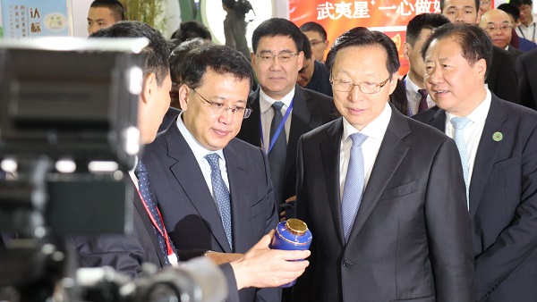 农业农村部部长韩长赋（右）、浙江省省长袁家军（左）巡馆现场
