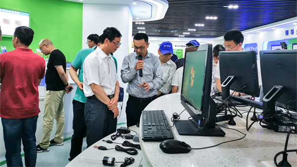 谢主任一行参观好色APP在线观看展厅