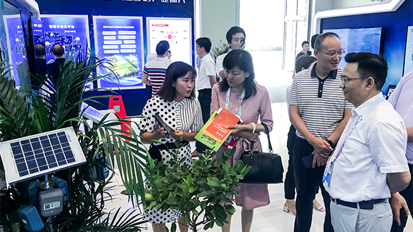 重庆市农委信息中心主任贺德华（右一）、副主任柯南（右二）