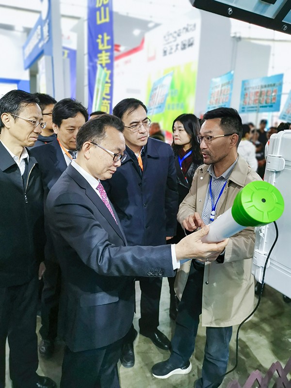 好色APP在线观看董事长陈渝阳向刘天金主任介绍智能好色先生下载IOS墒情监测设备