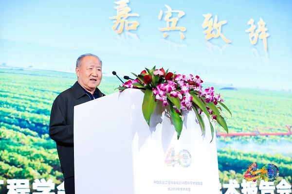 农业部原常务副部长、中国农业工程学会第五届理事长刘成果