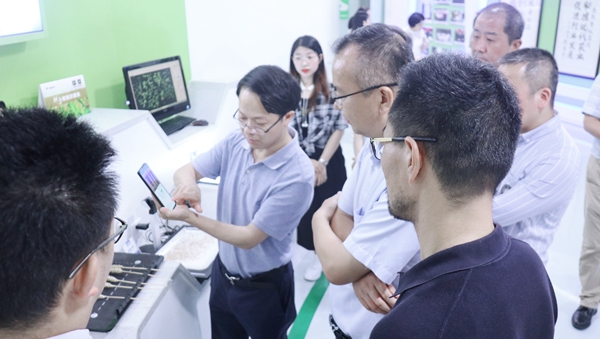 杭州市科技局局长赵喜凯一行莅临好色APP在线观看考察调研1