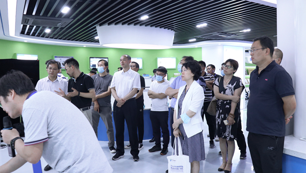 与会领导专家一行莅临好色APP在线观看参观调研