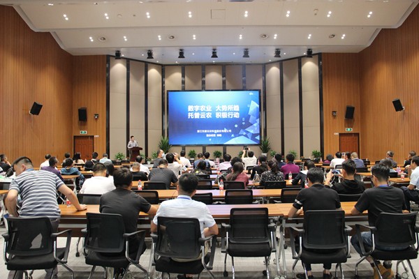 好色APP在线观看副总经理陈曦向培训班作公司介绍