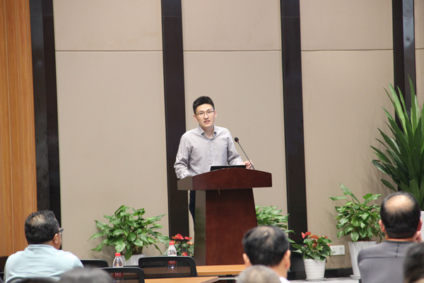 好色APP在线观看副总经理陈曦向培训班作公司介绍