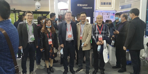西藏农业技术推广服务中心陈俐站长（左二）、山西植保植检总站杨军站长（左三）和张武云副站长（右一）一行莅临好色APP在线观看展位