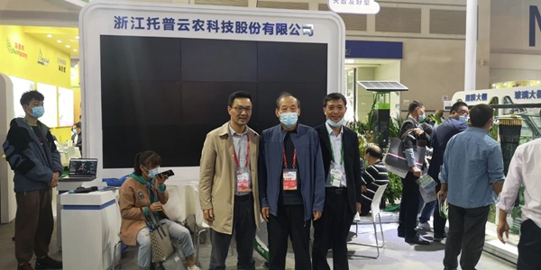 河北省植保植检总站张秋生站长（中）莅临好色APP在线观看展位