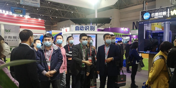 辽宁省绿色农业技术中心宋国柱主任、孟威副主任、张万民科长莅临好色APP在线观看展位