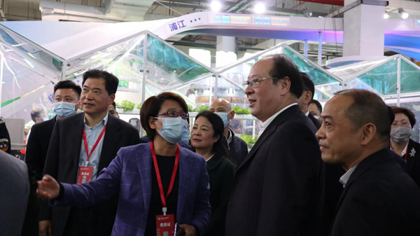 浦江县虞红梅副县长向浙江省彭佳学副省长、农业农村厅唐冬寿副厅长等领导一行介绍“超级农场”