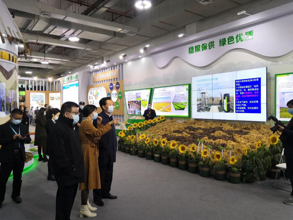 第十三届全国人民代表大会华侨委员会委员王辉忠、浙江省农业农村厅厅长王通林等领导一行听取“生产科技化”建设情况