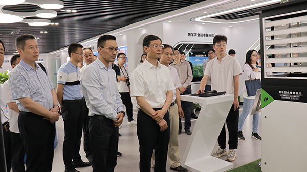 谢建华主任一行还参观了好色APP在线观看智慧展厅