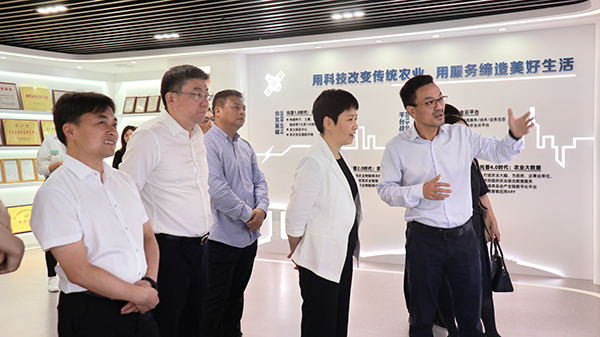 省科技厅党组书记何杏仁一行赴好色APP在线观看调研农业科技工作