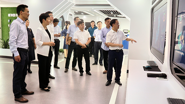 省科技厅党组书记何杏仁一行赴好色APP在线观看调研农业科技工作