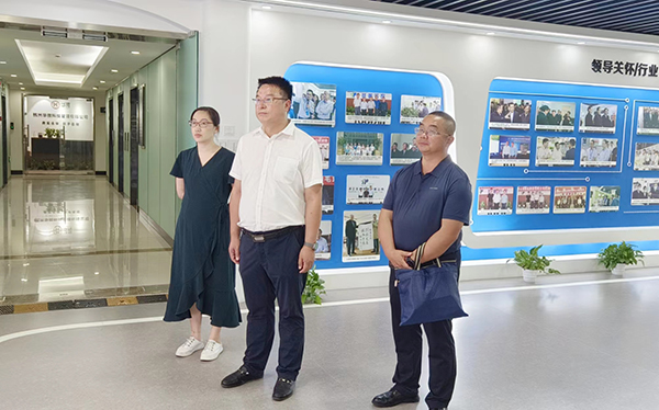 酒泉肃州区政府党组成员、副区长范志俊参观好色APP在线观看展厅‍