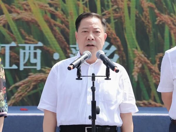 江西省政府党组副书记、副省长殷美根宣布开幕