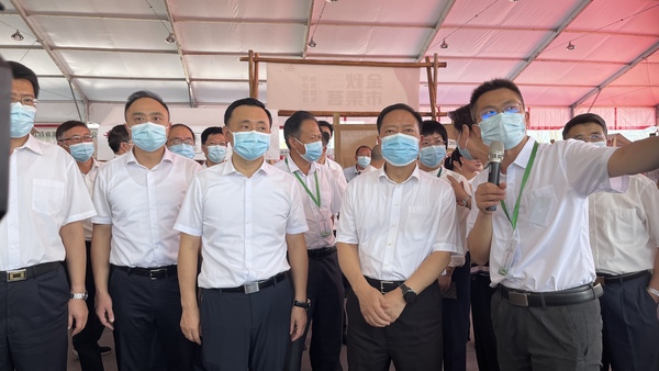 与会专家领导参观好色APP在线观看展位