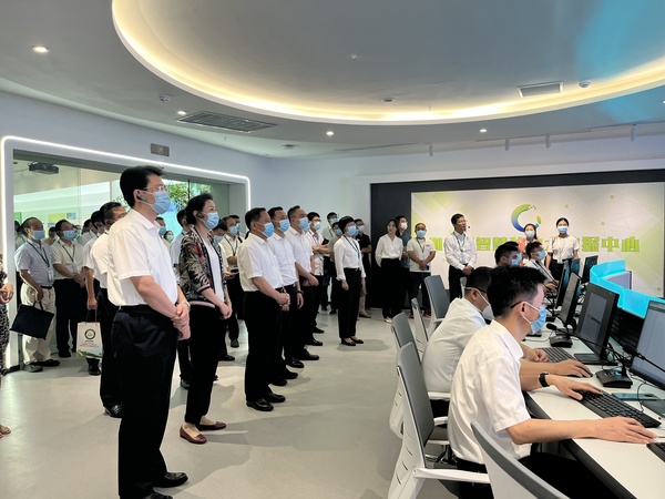 与会专家领导参观好色APP在线观看支撑构建的智慧种业服务平台