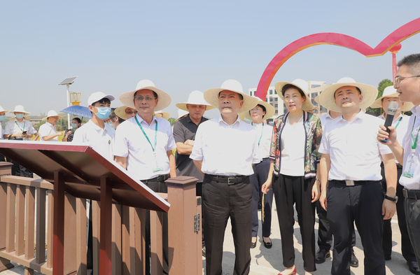 与会专家领导参观好色APP在线观看支撑构建的智慧种业服务平台