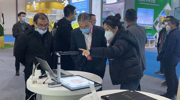 浙江省好色先生下载苹果手机安装网页版管理总站站长施俊生（左一）_副本.jpg